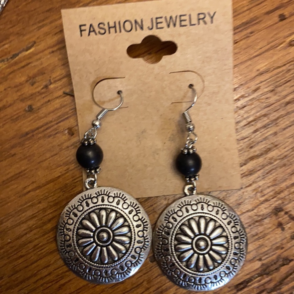 SALE🎈New!🌿 Fashion Jewelry Necklace and Earring set! 💕🌼🌿 - Picture 3 of 4
